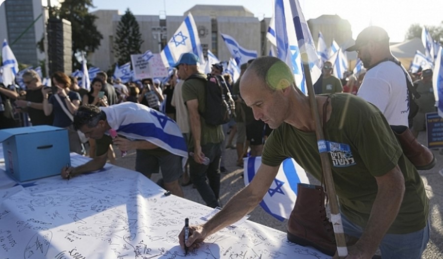 ضباط وجنود يوقعون عريضة رفض الخدمة في تل أبيب